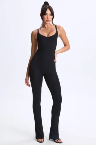 Kiki Modal Plunge Open-Back Flared Jumpsuit i svart