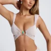Kira Crop Top med utskärningar och detaljer i metall i himmelsgrått