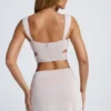Kira Crop Top med utskärningar och detaljer i metall i himmelsgrått