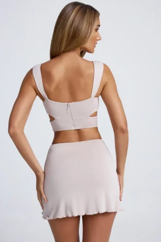 Kira Crop Top med utskärningar och detaljer i metall i himmelsgrått