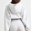 Kort hoodie i stretchig bomullsfleece i gråmelerat
