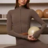 Kort jacka med dragkedja i Soft Active-material i färgen Cocoa