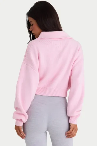 Kort sweatshirt i ribbad stickning med dragkedja i ljusrosa