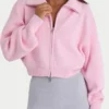 Kort sweatshirt i ribbad stickning med dragkedja i ljusrosa