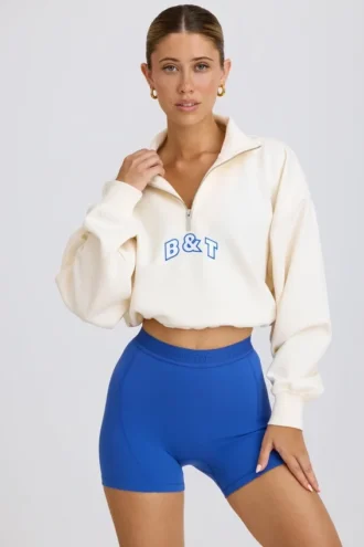 Kort sweatshirt med kvartslås i vitt