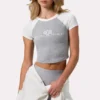 Kort T-shirt med grafiskt tryck i gråmelerad