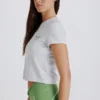 Kort T-shirt med tryck i gråmelerat