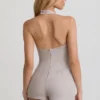 Lalita-playsuit med knappar och halterneck i ecru