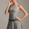 Leilani miniklänning med bälte och ryggöppning i grått