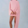 Lida draperad cape-miniklänning i blushrosa