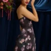 Liliosa axelbandslös strukturerad tulpanformad miniklänning i svart blommönster