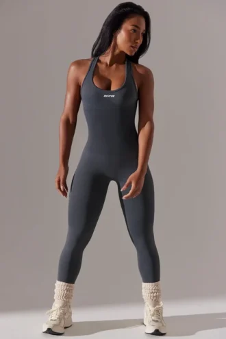 Lång jumpsuit med utskärningar i grått
