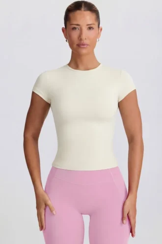 Lång T-shirt med utskärningar i krämfärg