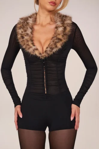 Loa playsuit med fuskpälskant i svart