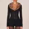 Loa playsuit med fuskpälskant i svart