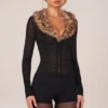 Loa playsuit med fuskpälskant i svart