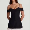 Maelie Off-Shoulder Ruffle A-Line Miniklänning i svart