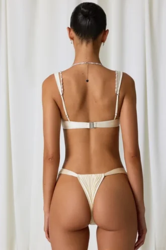 Mahina rynkad stringbikiniunderdelar i pärlvit