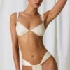 Mahina rynkad stringbikiniunderdelar i pärlvit