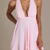 Mariette Premium Chiffon Plunge-Neck Open-Back Miniklänning i Baby Pink