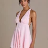 Mariette Premium Chiffon Plunge-Neck Open-Back Miniklänning i Baby Pink