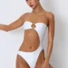 Miami bandeau-baddräkt med utskärningar och pärlbroderier i vitt