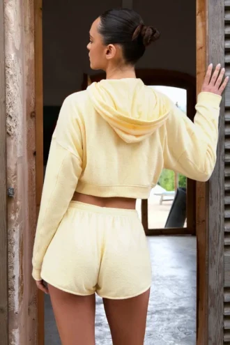 Midjehöga shorts med knappdetaljer i citrongult
