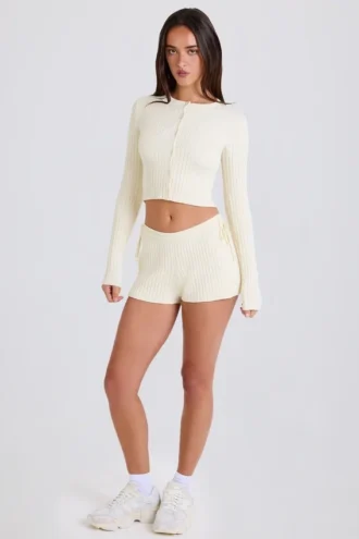 Mini-shorts i ribbad stickning med knytband i krämfärg