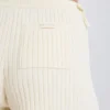 Mini-shorts i ribbad stickning med knytband i krämfärg