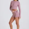 Mini-shorts i ribbad stickning med knytband i mauve