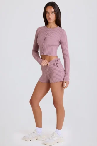 Mini-shorts i ribbad stickning med knytband i mauve