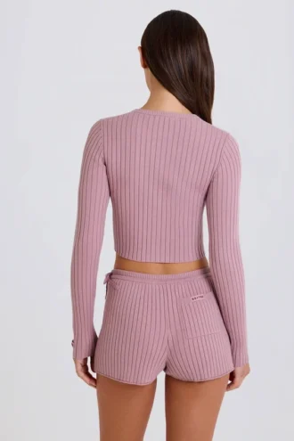 Mini-shorts i ribbad stickning med knytband i mauve