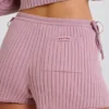 Mini-shorts i ribbad stickning med knytband i mauve