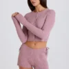 Mini-shorts i ribbad stickning med knytband i mauve
