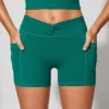 Mini-shorts med vridet midjeband och fickor i blågrönt