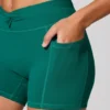 Mini-shorts med vridet midjeband och fickor i blågrönt
