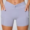 Mini-shorts med vridet midjeband och fickor i periwinkle