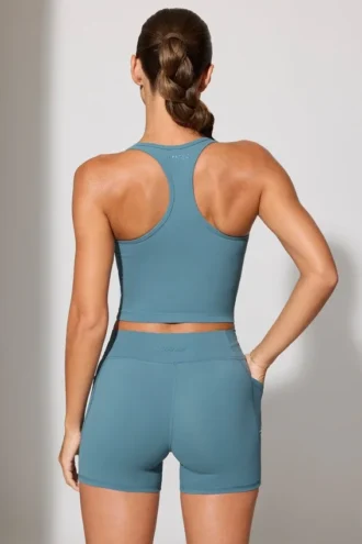 Mini-shorts med vridet midjeband och fickor i stenblu