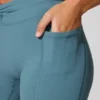Mini-shorts med vridet midjeband och fickor i stenblu