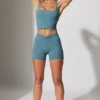 Mini-shorts med vridet midjeband och fickor i stenblu