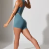 Mini-shorts med vridet midjeband och fickor i stenblu