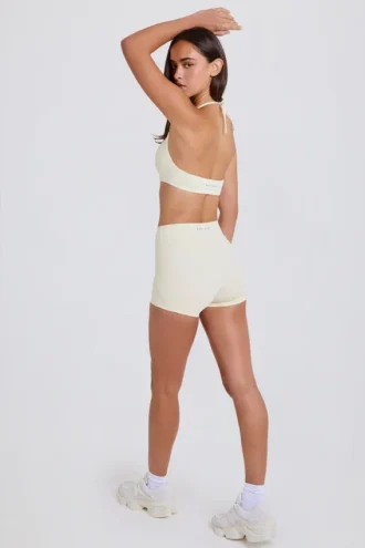 Minishorts med hög midja i krämfärg