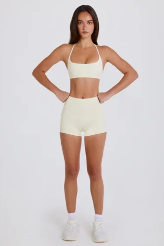 Minishorts med hög midja i krämfärg