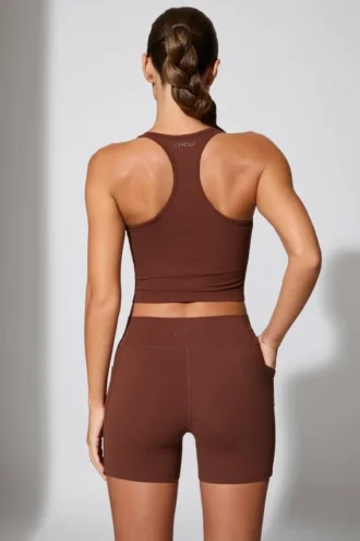 Minishorts med vridna detaljer i midjan och fickor i brunt