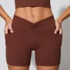 Minishorts med vridna detaljer i midjan och fickor i brunt
