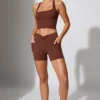 Minishorts med vridna detaljer i midjan och fickor i brunt