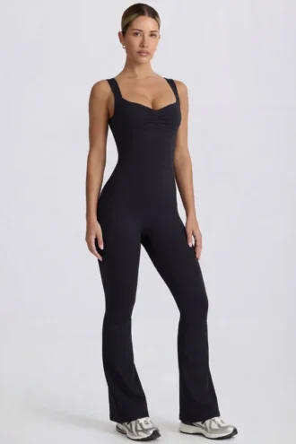Mjuk Active-jumpsuit med utskärning i ryggen i svart