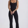 Mjuk Active-jumpsuit med utskärning i ryggen i svart