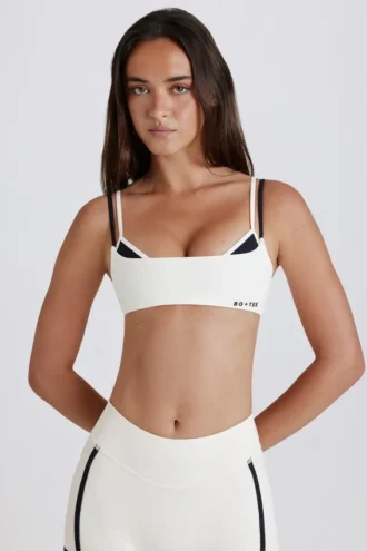 Mjuk Active-sport-BH med vridet ryggparti i lager-på-lager-stil i elfenben