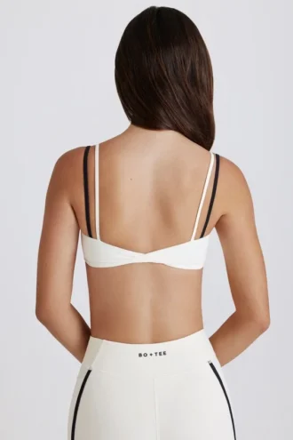 Mjuk Active-sport-BH med vridet ryggparti i lager-på-lager-stil i elfenben